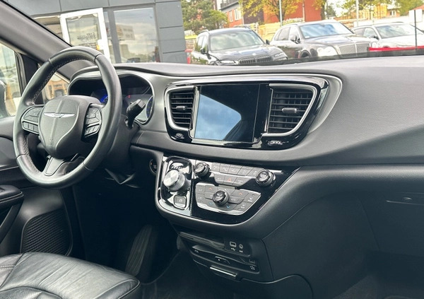 Chrysler Pacifica cena 129900 przebieg: 123703, rok produkcji 2018 z Kwidzyn małe 232